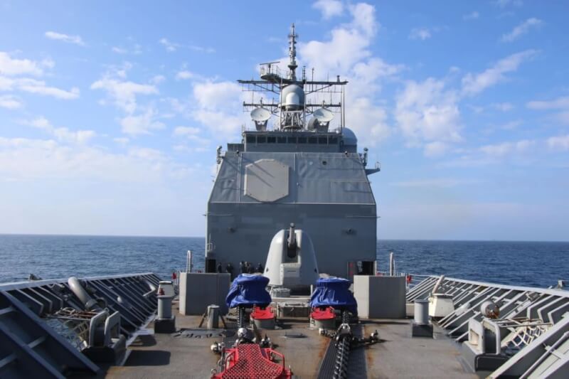 中國官員過去數月在與美國官員會晤中，多次聲稱台灣海峽不是國際水域。圖為美軍第七艦隊提康德羅加級導向飛彈巡洋艦皇家港號5月10日通過台海。（圖取自美國第七艦隊網頁c7f.navy.mil）