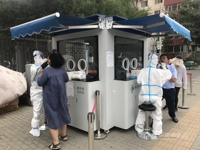 中國官方20日通報新增COVID-19本土病例24例。北京發現社會面感染，官方表示，這又敲響了警鐘，防疫不可鬆懈。圖為朝陽區一處核酸檢測站。（中央社檔案照片）
