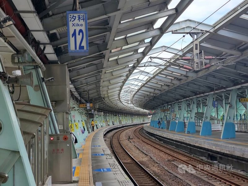 台鐵汐科站為簡易車站，主要供區間車通勤使用，但南北出入口距離太長，旅客進出要走很遠，十分不便。中央社記者王鴻國攝 111年6月14日