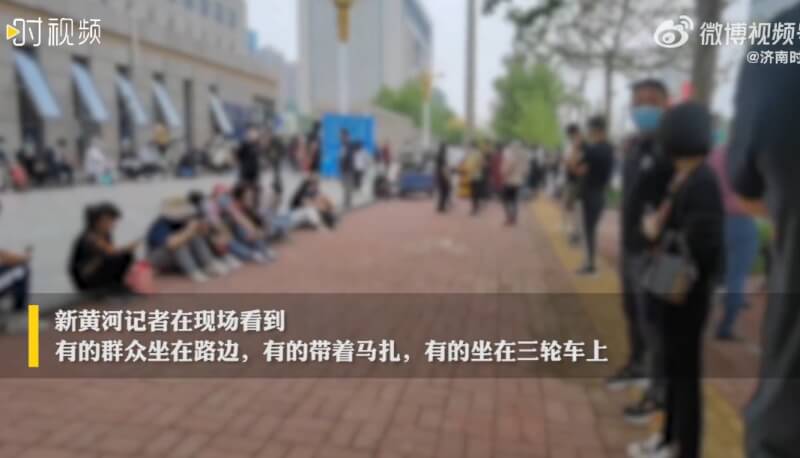 唐山打人事件引起輿論關注，官方宣示整治治安後，上百名民眾在14日早上手持各種受害的資料聚集在唐山市公安局，排隊陳情要求徹查。（圖取自微博weibo.com）