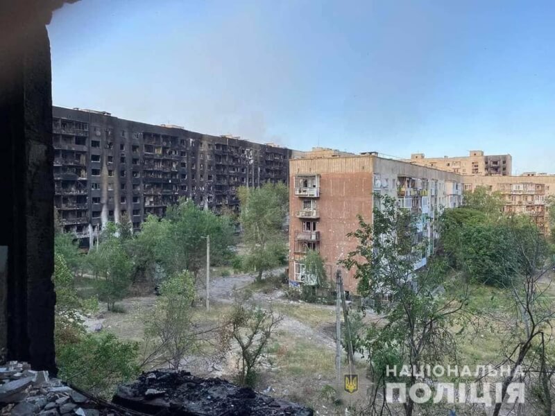圖為13日烏克蘭盧甘斯克州內可見住宅遭俄軍砲擊燒毀。（圖取自facebook.com/UA.National.Police）