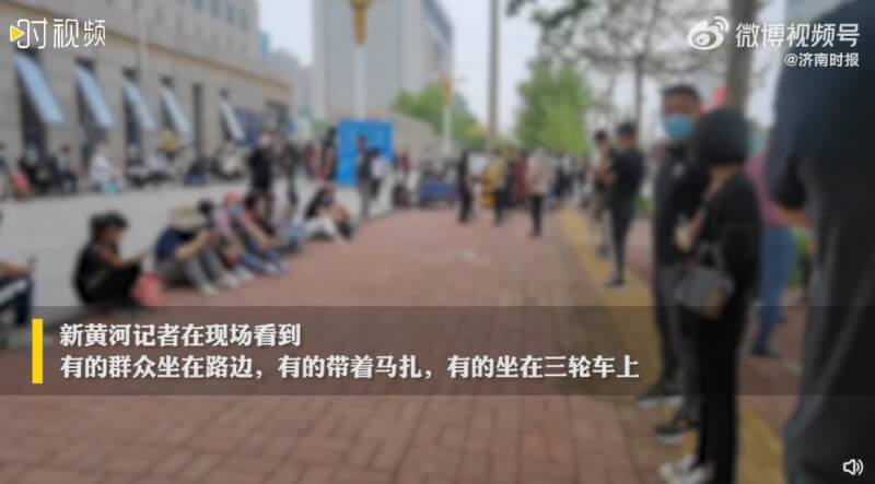 唐山打人事件引起輿論關注，官方宣示整治治安後，超過百名民眾14日上午手持各種受害的資料聚集在唐山市公安局，排隊陳情要求徹查。（圖取自微博weibo.com/jntimes）