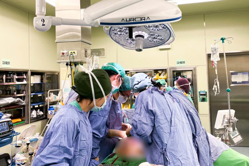 花蓮慈濟醫院近期完成東部首例雙腎移植，將器官捐贈者的2顆腎臟，同時移植到一名受贈者身上，無論是手術難度、複雜程度、風險都是單腎移植的2倍，手術時長也要加倍到6個小時，對手術團隊和受贈者來說都是挑戰。（花蓮慈濟醫院提供）中央社記者李先鳳傳真  111年6月14日