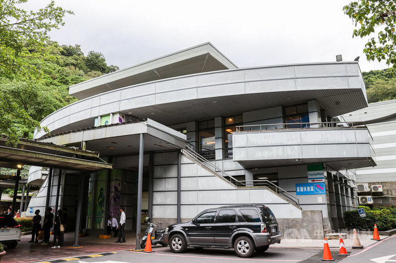 台北市政府14日表示,將會在台北市立第二殯儀館尋找使用空間,讓確診者遺體在火化前可有暫存停靈處所,以及可以進行簡單的告別式送行。圖為二殯火化場。中央社記者鄭清元攝 111年6月14日