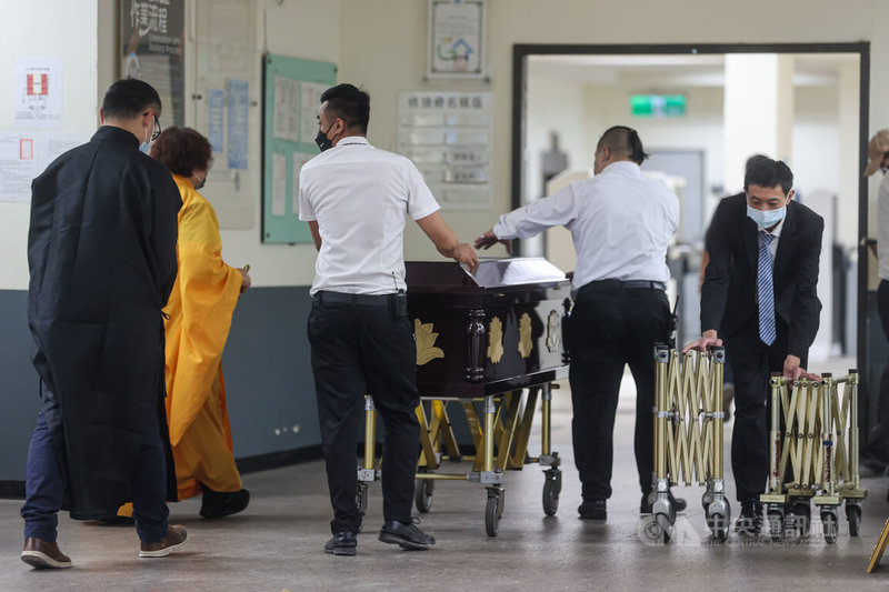 針對確診者遺體火化爭議,台北市副市長黃珊珊14日在議會表示,已規劃在台北市立第二殯儀館尋找使用空間,初步研議將使用二殯火化場旁空間,搭設帳棚作為遺體暫存場域,以進行入殮、儀式及送火化等流程。圖為二殯火化場相關人員作業情形。中央社記者鄭清元攝 111年6月14日