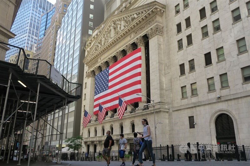 圖為華爾街與紐約證券交易所。（中央社檔案照片）