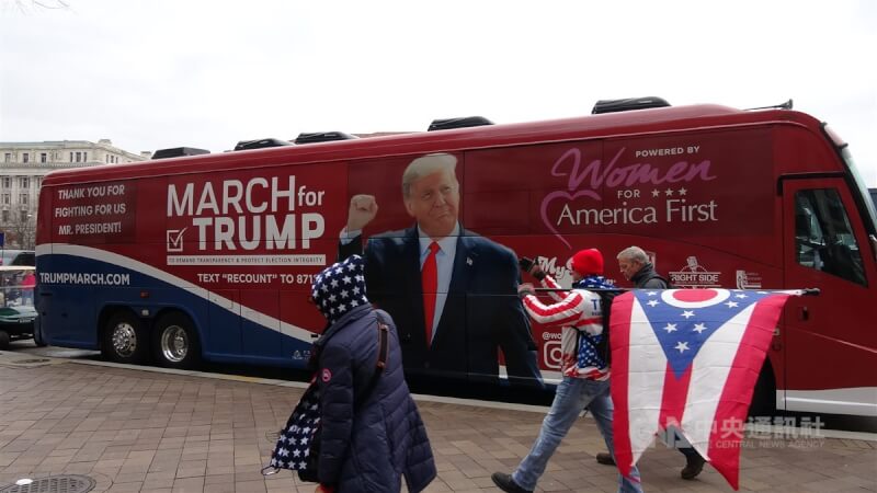 圖為去年1月美國大選後川普支持者搭乘巴士湧入華府，力挺川普反轉選舉結果的訴求。 （中央社檔案照片）