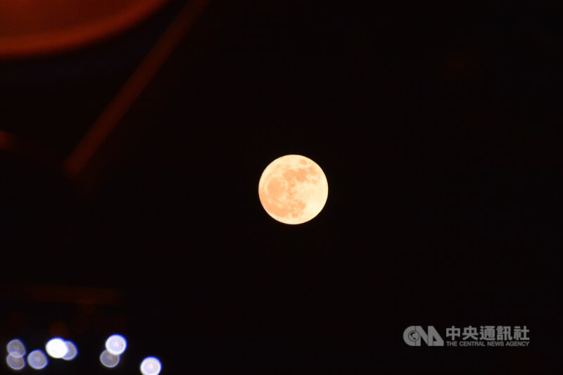 又大又亮年度第二大滿月超級月亮晚間登場[影] | 生活| 中央社CNA