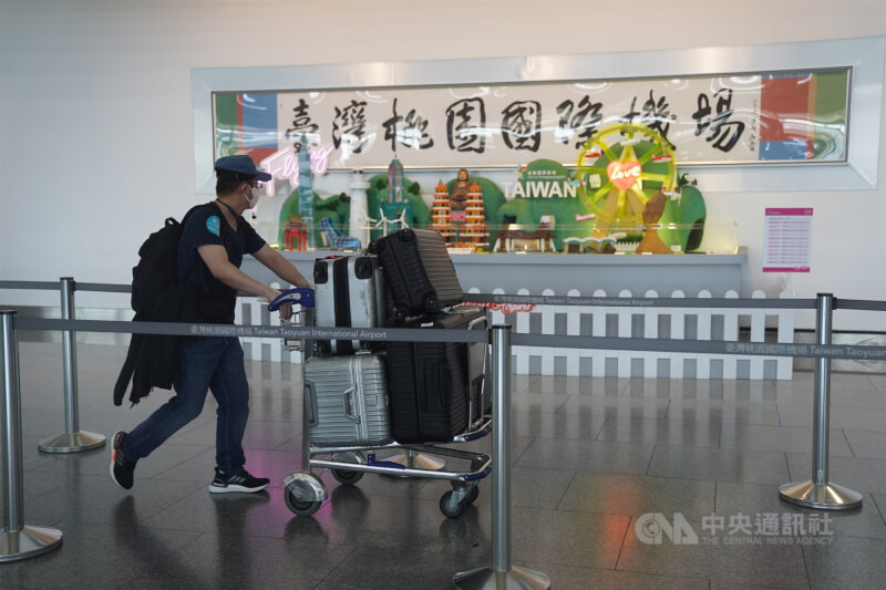 台灣15日起居家檢疫從7天減為3天，並進行4天自主防疫。圖為桃園國際機場入境旅客。（中央社檔案照片）