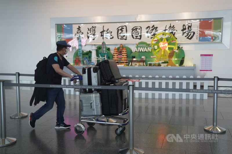 台灣15日起居家檢疫從7天減為3天,並進行4天自主防疫。圖為桃園國際機場入境旅客。(中央社檔案照片)
