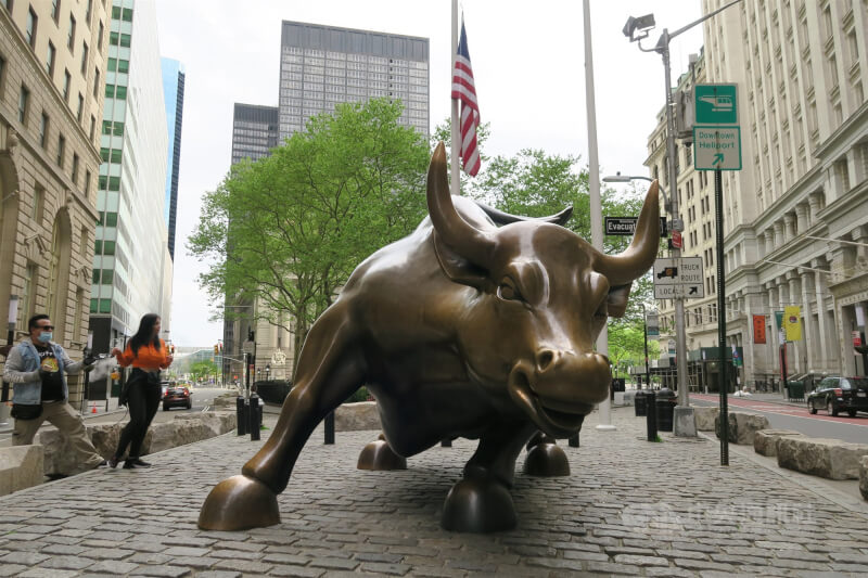 美股13日重挫步入空頭市場，金融市場常以牛市、熊市指稱多頭與空頭市場，說法由來眾說紛紜。圖為華爾街銅牛。（中央社檔案照片）