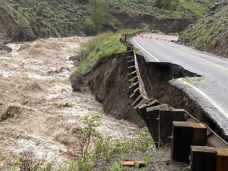 美國黃石國家公園因前所未見的暴雨帶來創紀錄洪災，將持續關閉至15日。（圖取自twitter.com/YellowstoneNPS）