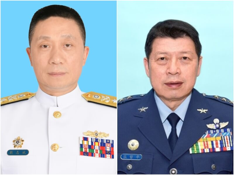 總統府上將戰略顧問由國防大學校長張哲平(右)上將調任;國防大學上將校長由海軍司令劉志斌(左)上將調任。(國防部提供)