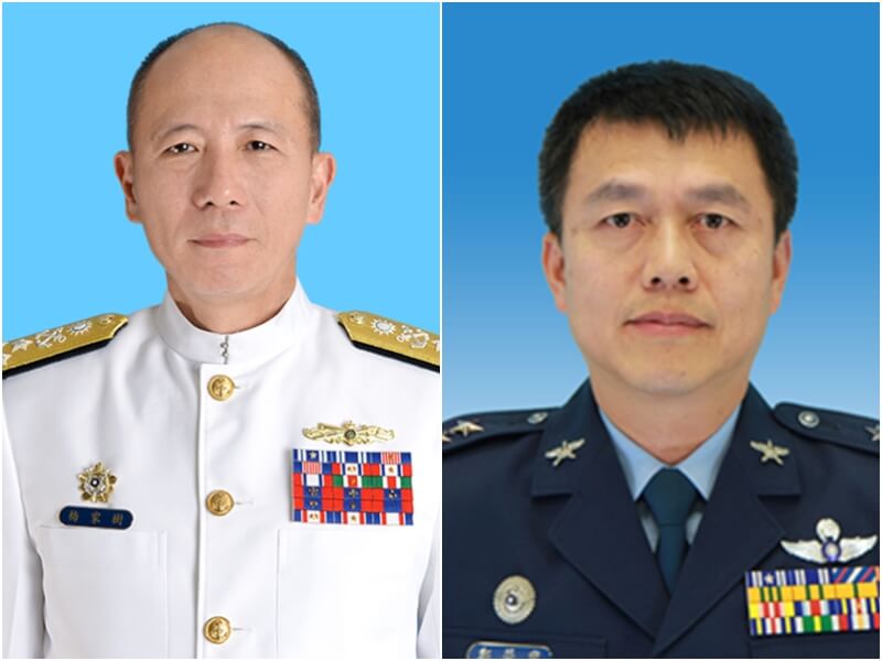 奉總統蔡英文核定,副參謀總長執行官梅家樹(左)上將調任海軍司令,遺缺由副參謀總長鄭榮豐(右)中將接任。(國防部提供)