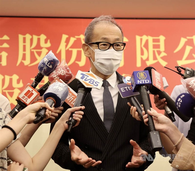 晶華酒店14日舉行股東會，董事長潘思亮（圖）會後接受媒體訪問，比喻升息就像「喝醉醒酒很痛苦」，但表示台灣相對沒有那麼大的通膨壓力。中央社記者張皓安攝 111年6月14日