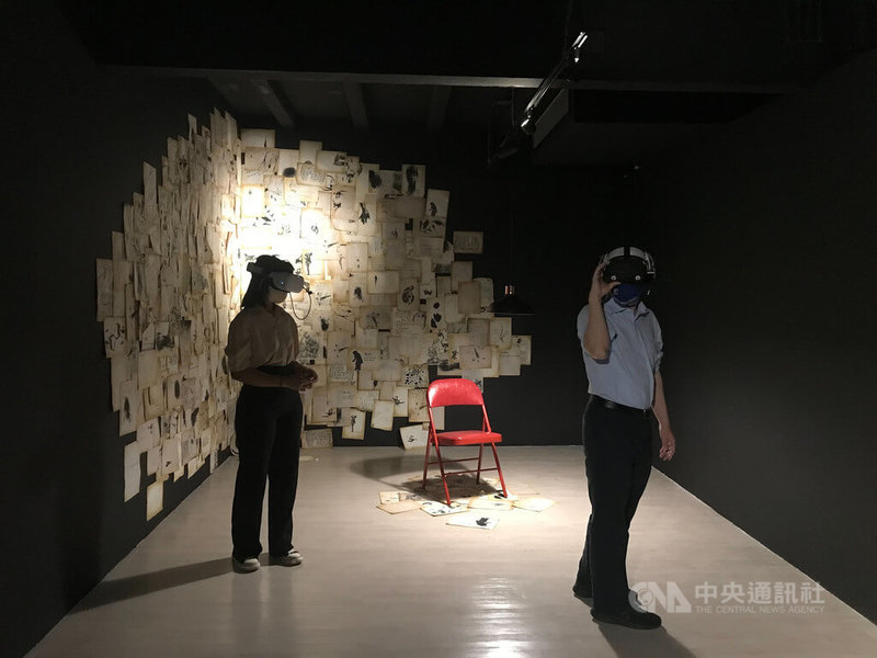 台泰合作策畫的「數位藝術概念美術館『WITHIN台灣VR作品選集』巡展」15日在曼谷開展，民眾透過虛擬實境科技體驗結合聲音和影像的藝術創作。中央社記者呂欣憓曼谷攝  111年6月15日