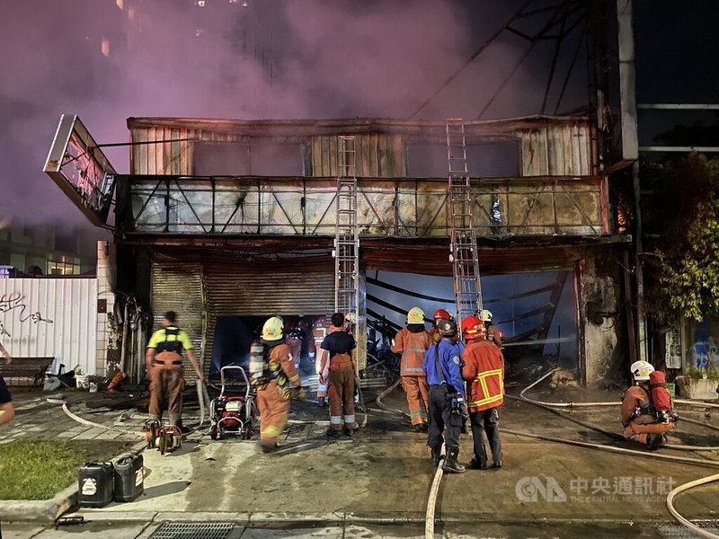 新竹市東大路一段一處輪胎汽車維修廠15日晚間發生火警，警消獲報到場將火勢撲滅，初步疑似一名男子與家人發生口角，情緒不滿而縱火，廠內疑有4大4小受困，警消將火勢撲滅，全面搜救中。中央社記者魯鋼駿攝 111年6月15日