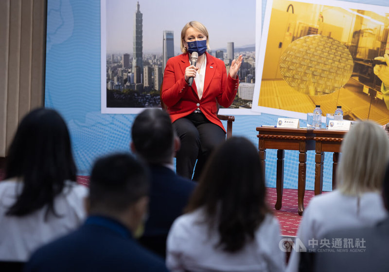 立陶宛經濟暨創新部政務次長聶琉嫻娜(Jovita Neliupšienė)(後)15日在訪團記者會中表示,台立關係深化激怒中國,因此出口中國貿易不是減少就是終止,這些事也可能發生在他國,「唯有民主、守法、守信與團結,才能更具經濟韌性」。中央社記者謝佳璋攝 111年6月15日