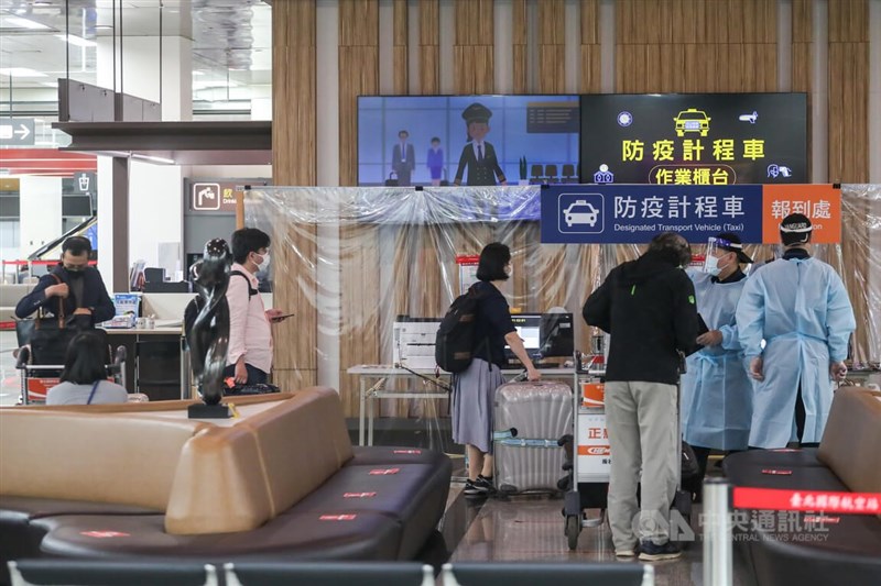 入境檢疫3+4天新制15日上路，以同一地點完成為原則。圖為台北松山機場12日上午入境旅客，在防疫計程車櫃檯排隊報到。（中央社檔案照片）