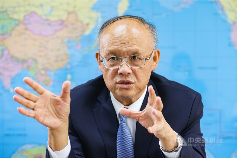 行政院政務委員鄧振中表示，中國對台灣發動軍事攻擊，對全球貿易的衝擊將大於烏克蘭戰爭。（中央社檔案照片）