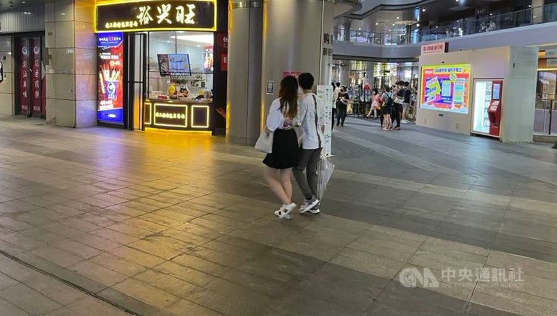 上海封城長達2個月，令情侶們體驗了一場遠距戀愛。許多情侶一解封就立刻出門約會。圖為上海一處商場的約會情侶。 中央社記者吳柏緯上海攝 111年6月15日