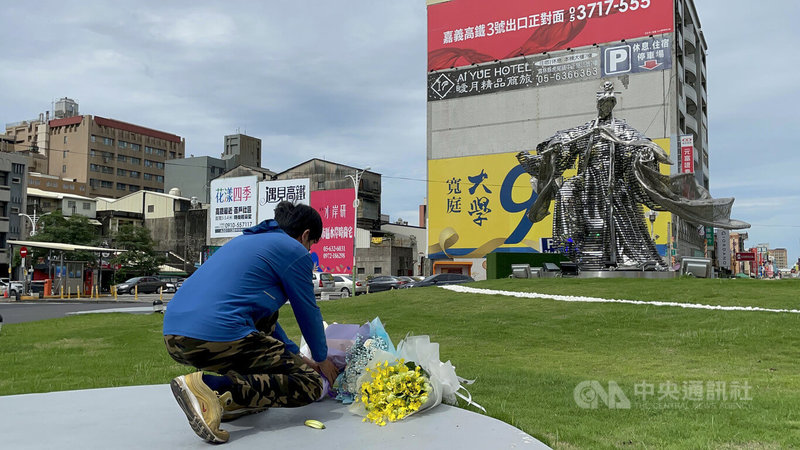 布袋戲口白大師「八音才子」黃文擇12日辭世,民眾15日帶著鮮花到雲林縣虎尾鎮「素還真圓環」致意,表達對黃文擇的追思,感謝黃文擇過去對布袋戲的貢獻。中央社記者姜宜菁攝 111年6月15日