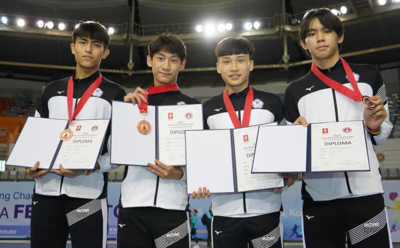 台灣鈍劍男子代表隊15日在韓國舉辦的亞洲擊劍錦標賽摘銅。（圖取自facebook.com/fancingtaiwan）
