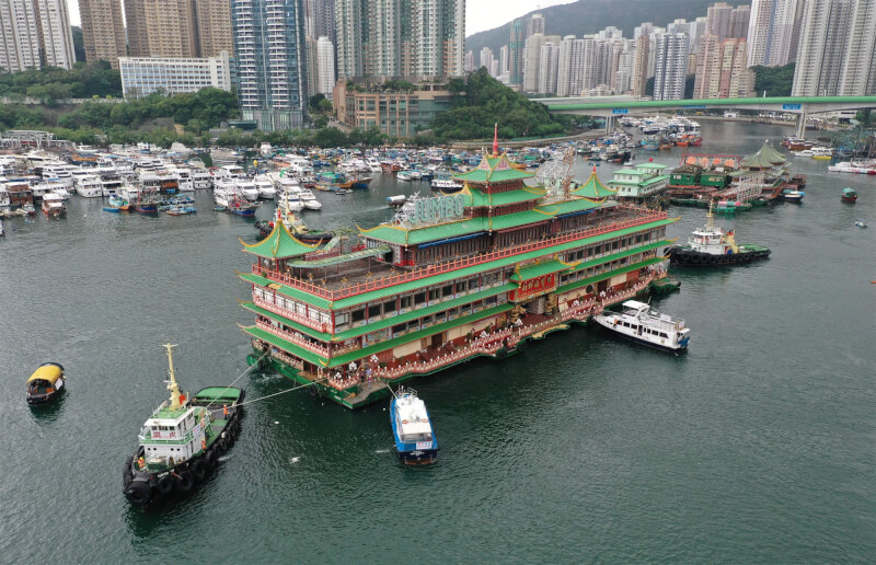 香港知名地標、有40多年歷史的水上餐廳「珍寶海鮮舫」14日中午被拖離深灣原址。（法新社）