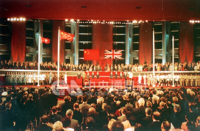圖為1997年7月1日香港主權移交交接儀式。（中央社檔案照片）