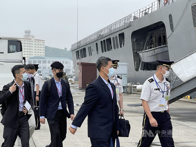海軍少將張世行等台灣軍方人員，出席在日本橫須賀基地舉行的裝備展示活動。中央社記者楊明珠橫須賀攝  111年6月16日