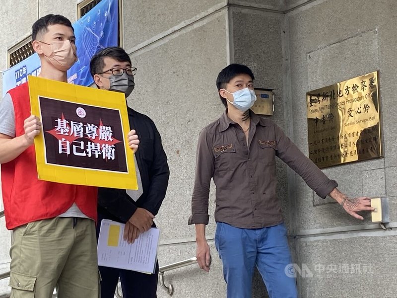 前新北市消防員張津唯(右)16日在律師匡伯騰(中)、消防員工作權益促進協會理事翁立思(左)陪同下,前往新北地檢告發消防局長黃德清、消防勤務指揮中心主任李宇松將基層推出來背黑鍋;衛生局長陳潤秋有明顯疏失,3人在「恩恩」送醫事件涉廢弛職務釀成災害罪。中央社記者黃旭昇新北攝 111年6月16日