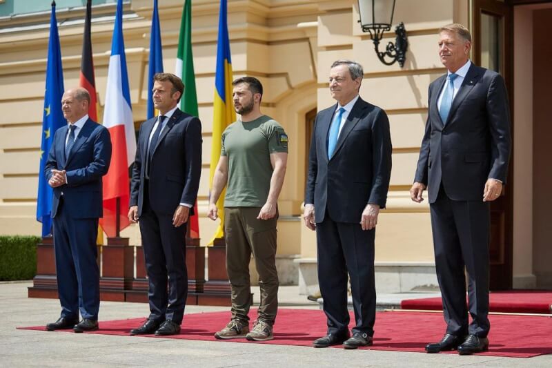 德國總理蕭茲（左１）、法國總統馬克宏（左２）、義大利總理德拉吉（右2）和羅馬尼亞總統約翰尼斯（右1）16日訪問烏克蘭展現支持。圖中為烏克蘭總統澤倫斯基。（圖取自instagram.com/zelenskiy_official）