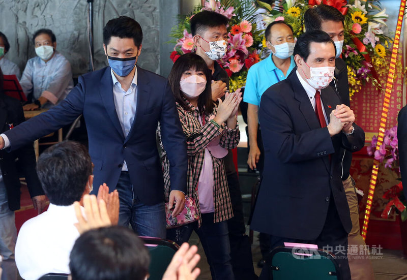 前總統馬英九（右）16日上午到指南宮出席活動時受訪表示，九二有共識，因為九二共識在談的時候，是他負責督導；他一向主張「和陸」，走和平路線，可以親美，但不要刻意的去反，要看什麼議題，比較符合台灣需要。中央社記者郭日曉攝  111年6月16日