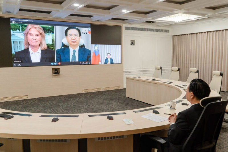 外交部長吳釗燮接受美國「新聞頭條」(Newsmax)新聞網節目主持人專訪。(外交部提供)中央社記者黃雅詩傳真 111年6月16日