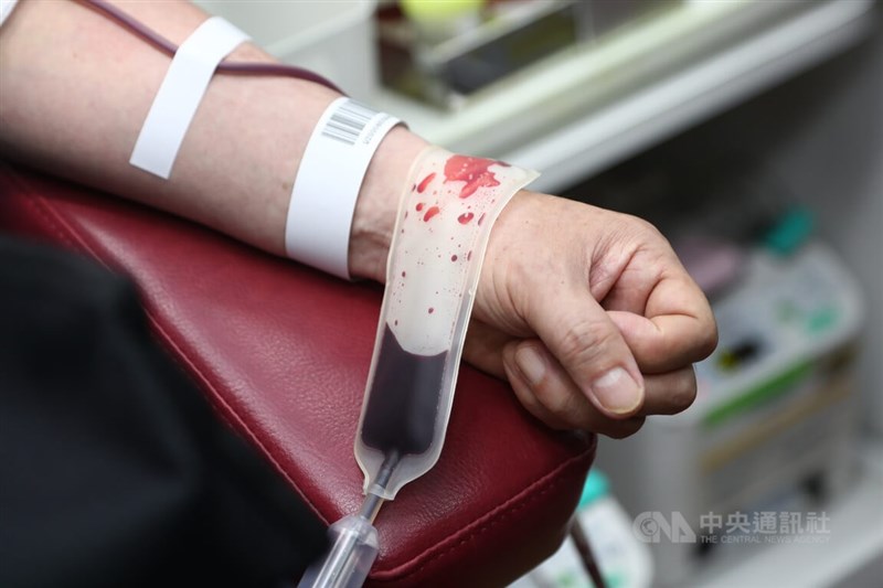 疾管署16日宣布，將再度啟動血清抗體調查，追查社區是否存在Omicron隱形傳播鏈。圖為民眾赴台大醫院捐血。（中央社檔案照片）