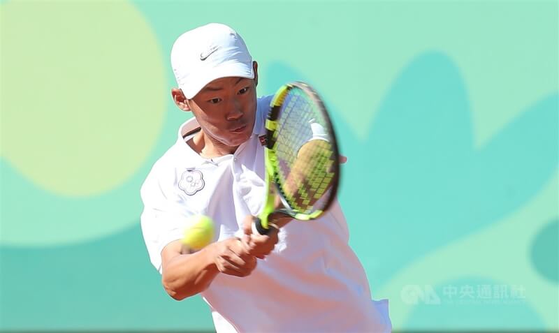 台灣網球一哥曾俊欣14日生涯首度擊敗世界排名前60的好手，距離會內賽只差1勝。（中央社檔案照片）
