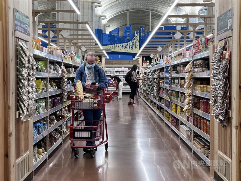 美國財政部長葉倫19日表示，美國消費者整個2022年恐都得經歷難以忍受的高物價，預期經濟將放緩。圖為紐約民眾在曼哈頓一間超市選購商品。（中央社檔案照片）