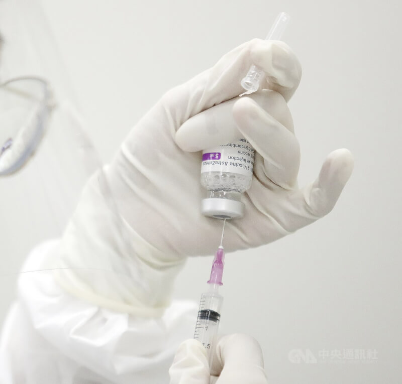 嘉義市一名30多歲男子打AZ疫苗後，全身臟器出現微小血栓死亡，獲600萬元救濟金。圖為AZ疫苗。（中央社檔案照片）