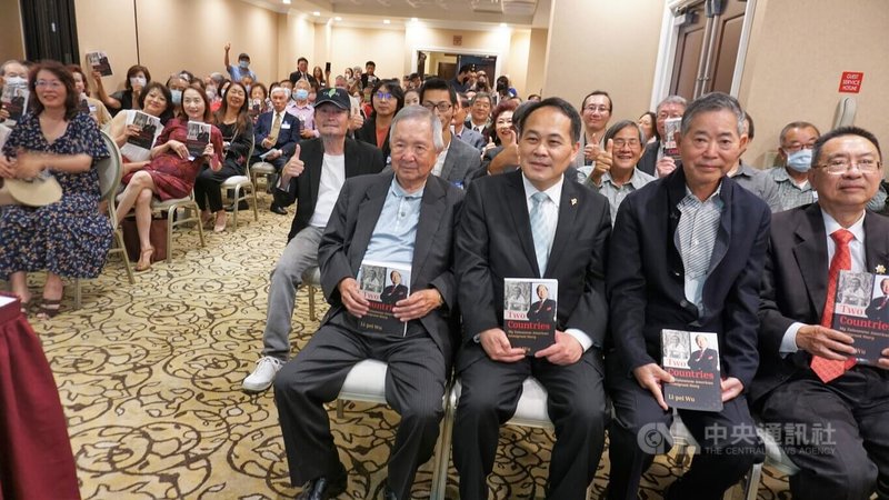 前總統府資政吳澧培在美出版回憶錄「兩個國家:我的台美人移民故事」(Two Countries: My Taiwanese American Immigrant Story),上百名僑胞12日出席簽書會。中央社記者林宏翰洛杉磯攝 111年6月16日
