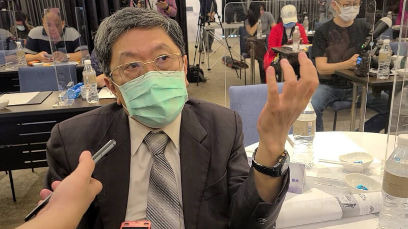 衛生福利部傳染病防治諮詢會預防接種組召集人李秉穎日前遭台北市議員點名開放兒童打疫苗遲了，他重申這是委員會共識，不是個人決議。（中央社檔案照片）