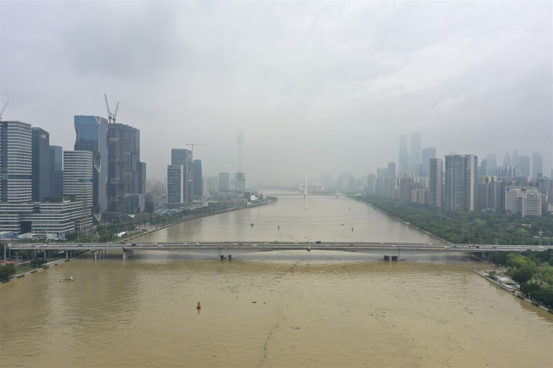 中國珠江流域近期出現暴雨，計有117條河流出現超過警戒的「超警」洪水。圖為15日珠江航道持續上漲。（中新社）