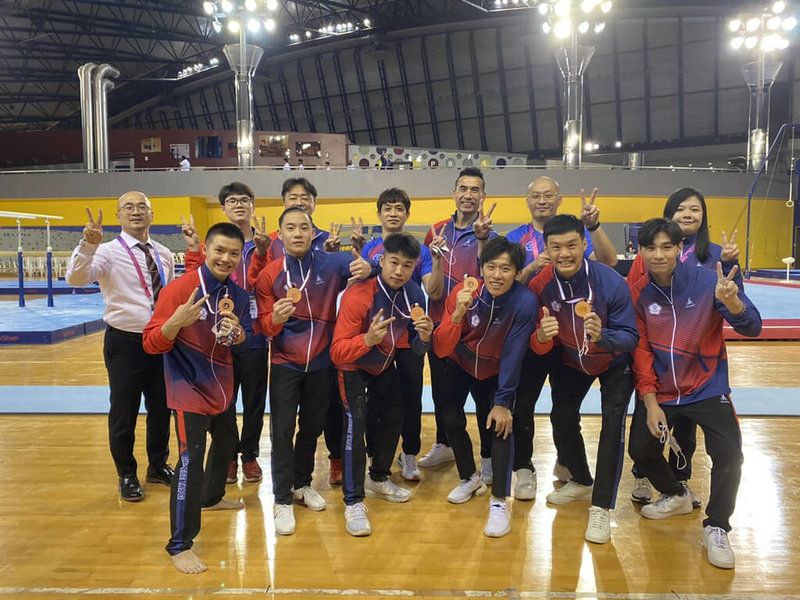 台灣男子體操代表隊17日在亞洲體操錦標賽男子成隊拿下銅牌，取得年底在英國利物浦的世錦賽門票；而東京奧運國手唐嘉鴻在全能名列第4，與獎牌擦身而過。（中華體操協會提供）中央社 111年6月17日
