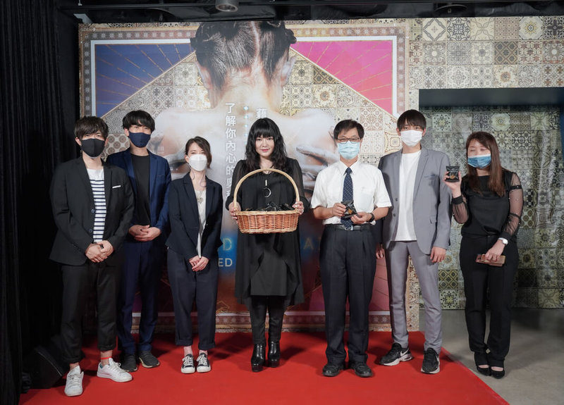 NAKED URANAI TAIPEI AI占卜展由日本知名光影創意公司NAKED INC打造,以AI占卜結合藝術聲光,塑造全新視覺饗宴,台灣為海外布展首站,18日將登場,17日記者會請來占星專家唐綺陽(中)站台宣傳。(寬宏藝術提供)中央社記者葉冠吟傳真 111年6月17日