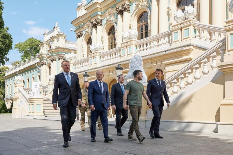 德國總理蕭茲（左2）、法國總統馬克宏（右1）、義大利總理德拉吉（左3）和羅馬尼亞總統約翰尼斯（左1）16日訪問烏克蘭展現支持。（圖取自instagram.com/zelenskiy_official）