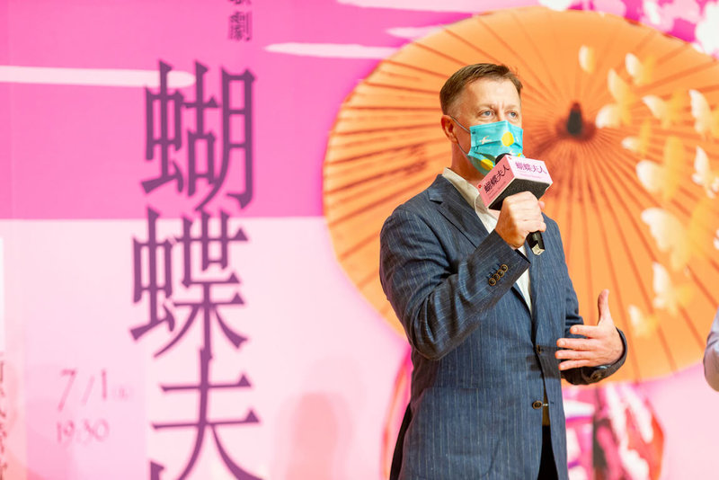 2022高雄春天藝術節再製作全版普契尼經典歌劇「蝴蝶夫人」，跳脫傳統，故事時空轉換到現今，讓傳統與現代並進，邀請曾執導春藝卡門、波希米亞人等歌劇的導演馬修．巴克利（Matthew Barclay）（圖）再度來台執導。（高雄市政府提供）中央社記者曾以寧傳真  111年6月17日