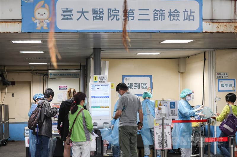 國內17日新增5萬5187例COVID-19本土病例。圖為民眾在台北市台大醫院篩檢站排隊等待PCR採檢。（中央社檔案照片）