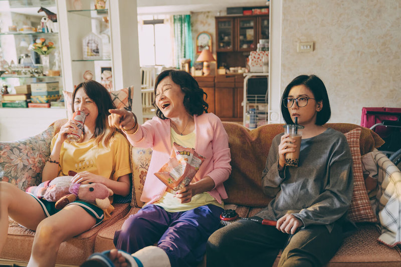 演員比莉（中）、賈靜雯（右）、柯佳嬿（左）在愛情喜劇影集「媽，別鬧了！」飾演母女，3人挑戰要在1個月內找結婚對象。 （Netflix提供）中央社記者葉冠吟傳真 111年6月17日