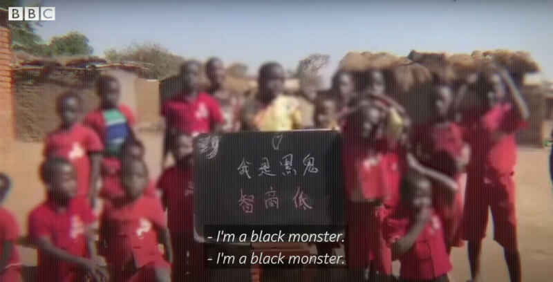 中國社群出現以非洲兒童為主角的客製化道賀影片，片中顯示他們被指導用中文講出「我是黑鬼」等種族歧視句子。（圖取自BBC News Africa YouTube頻道網頁youtube.com）