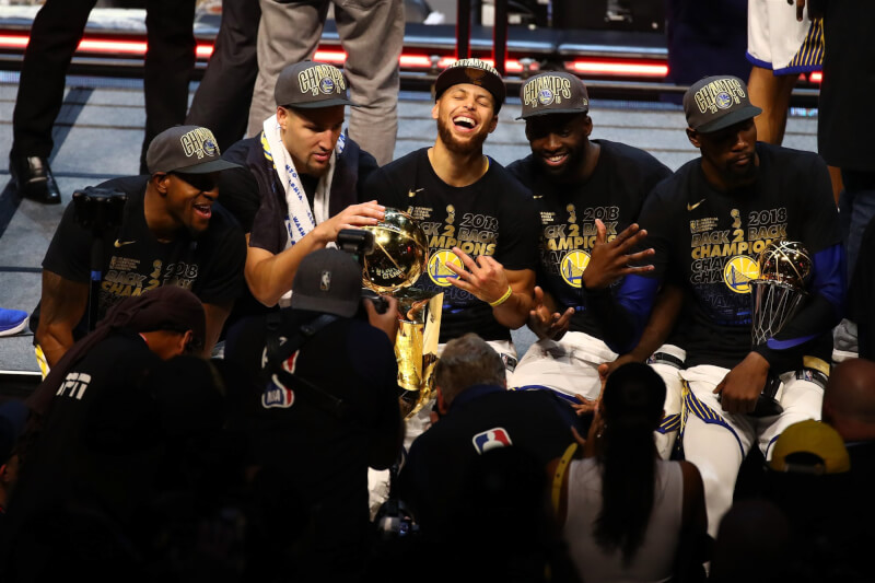 NBA勇士隊在近8季6度爭冠，當中有4次稱王，成為近代最成功的球隊，也讓NBA的「勇士王朝」浮現。（圖取自twitter.com/NBAHistory）