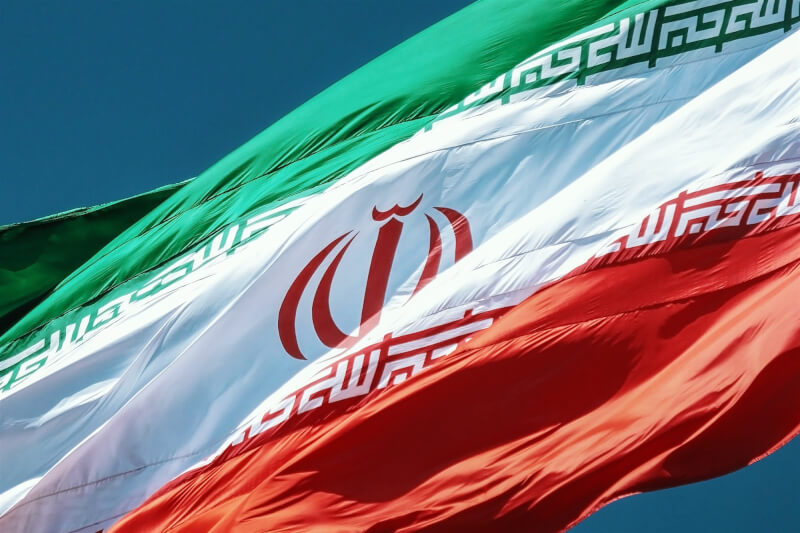 美國16日制裁數家中國、阿拉伯聯合大公國和伊朗企業，此舉可能是要加強施壓德黑蘭政府恢復2015年的核子協議。圖為伊朗國旗。（圖取自Unsplash圖庫）
